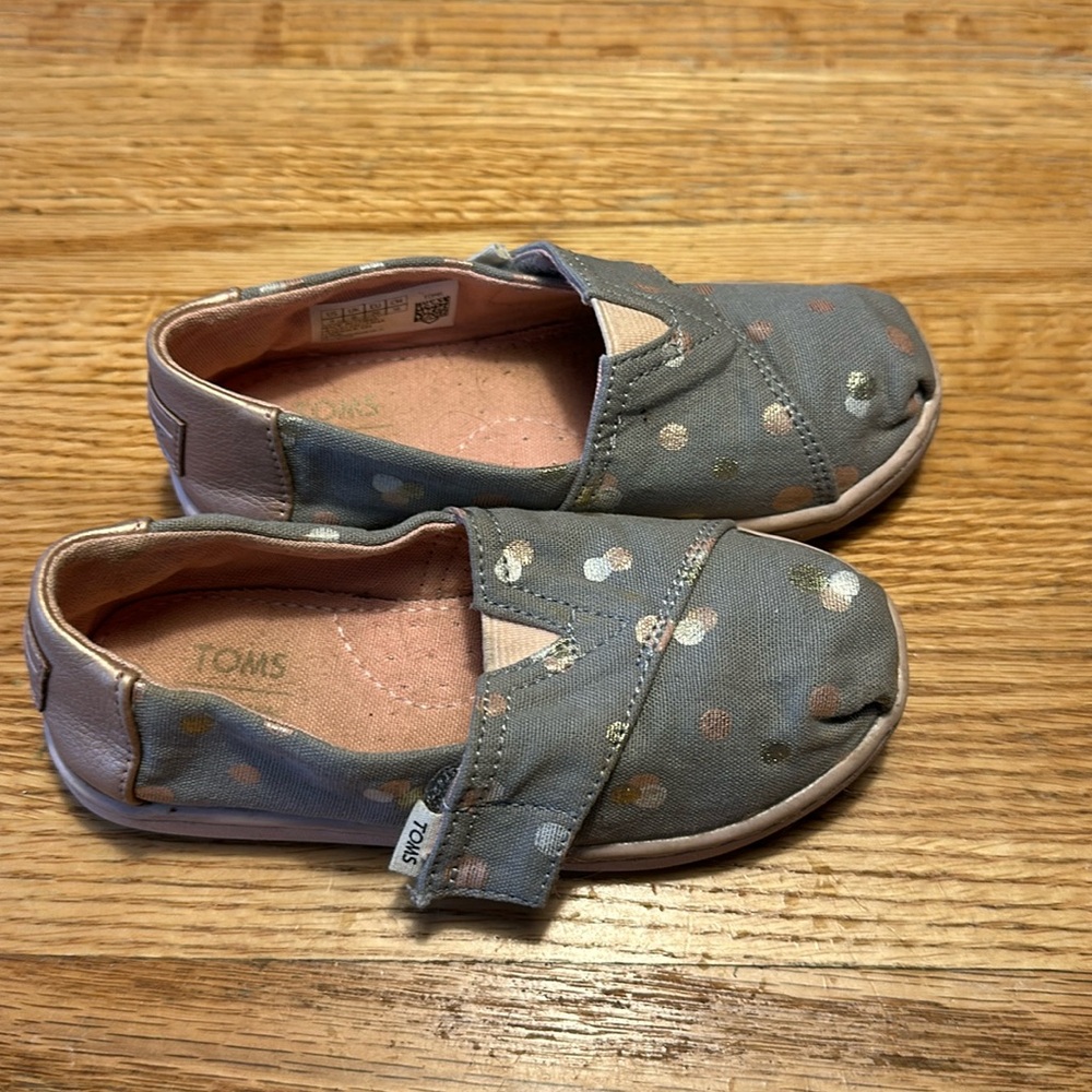 Tom’s with gray with metallic dots. Size 9 kids